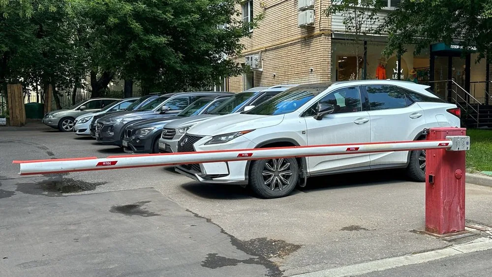 Парковка с одним шлагбаумом